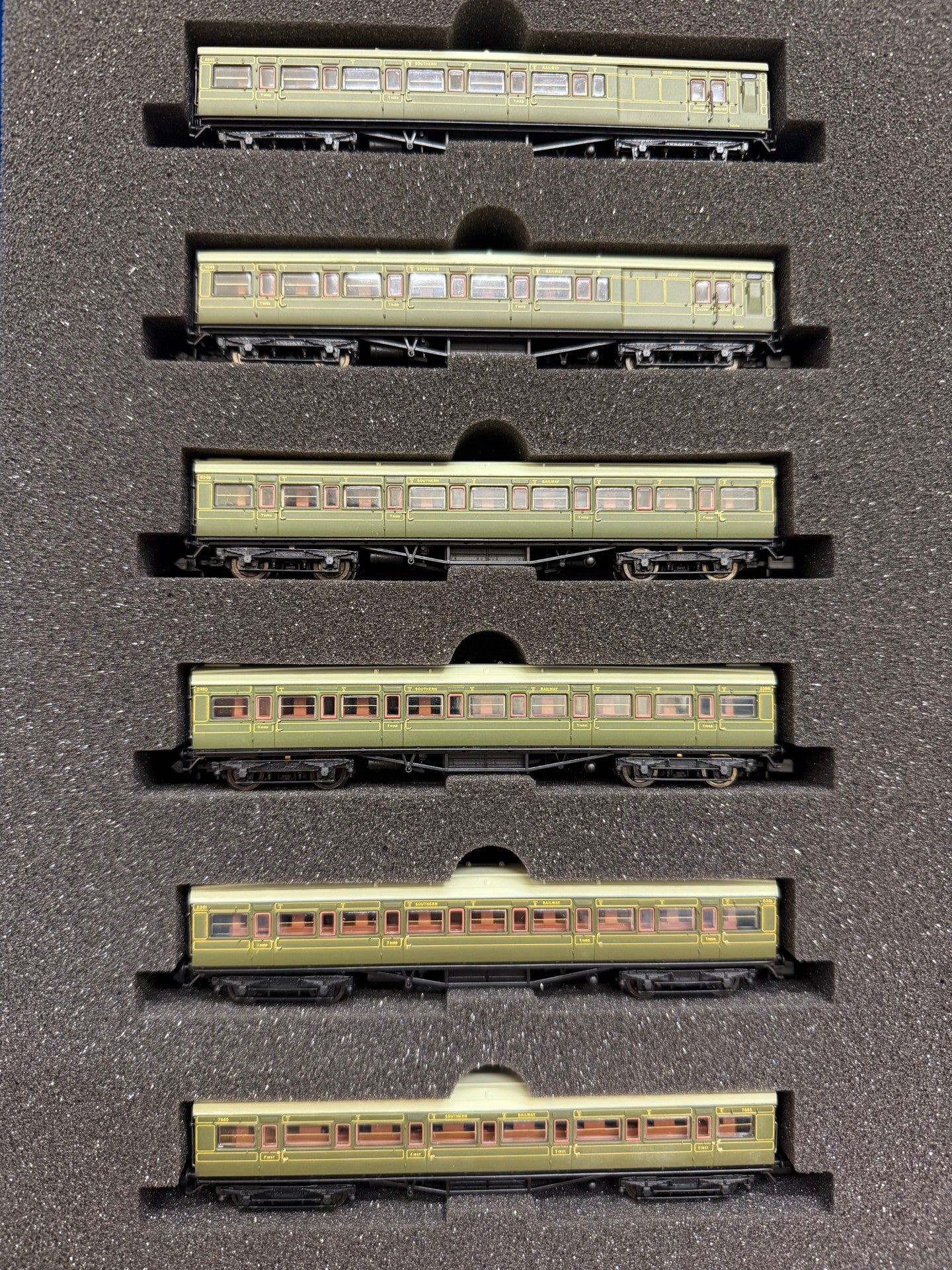 2P-012-252 - SR Maunsell Lined Green 6 Coach Set