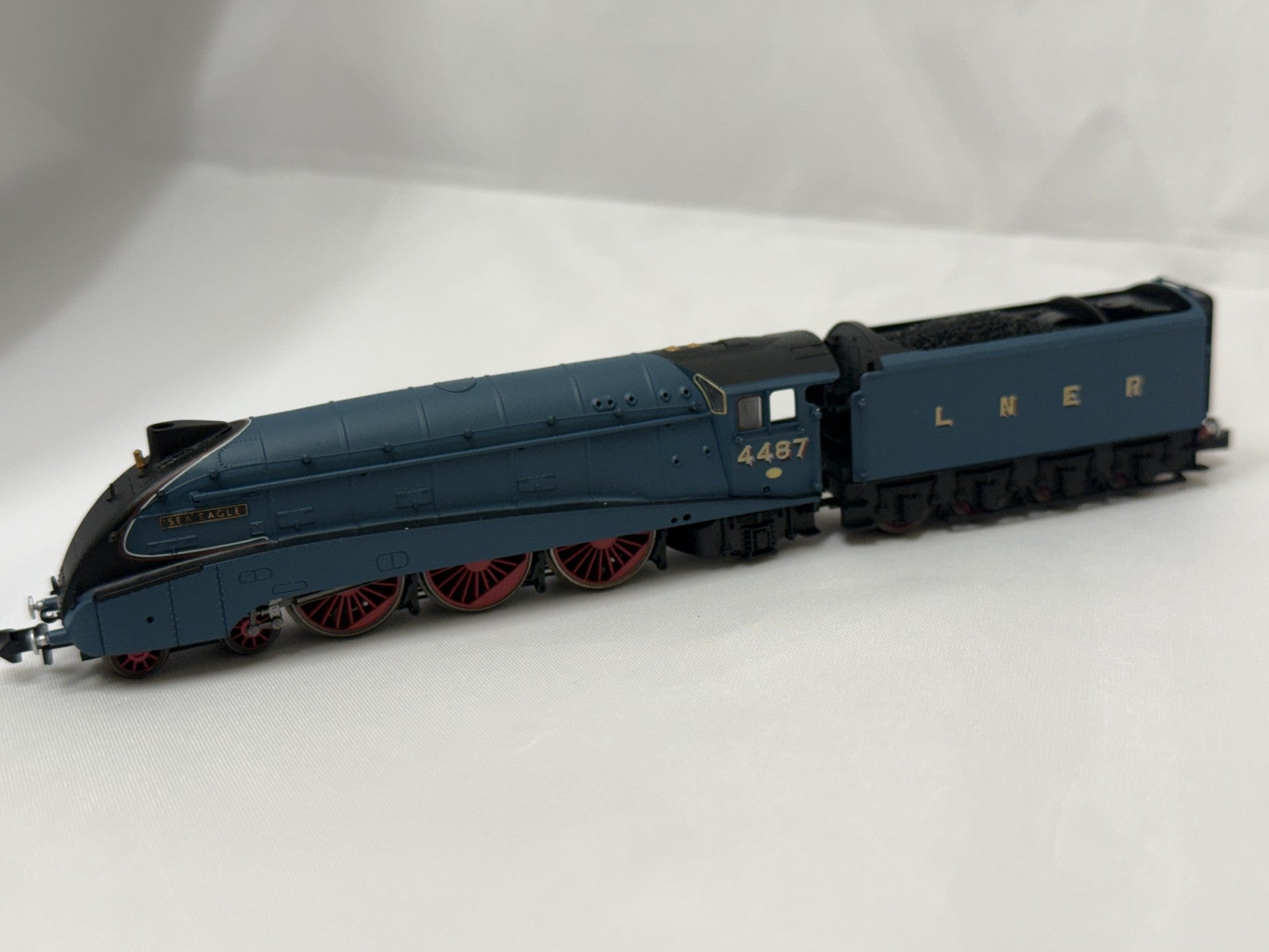 2S-008-012 - Class A4 4-6-2 4487 "Sea Eagle" LNER Garter Blue with valances