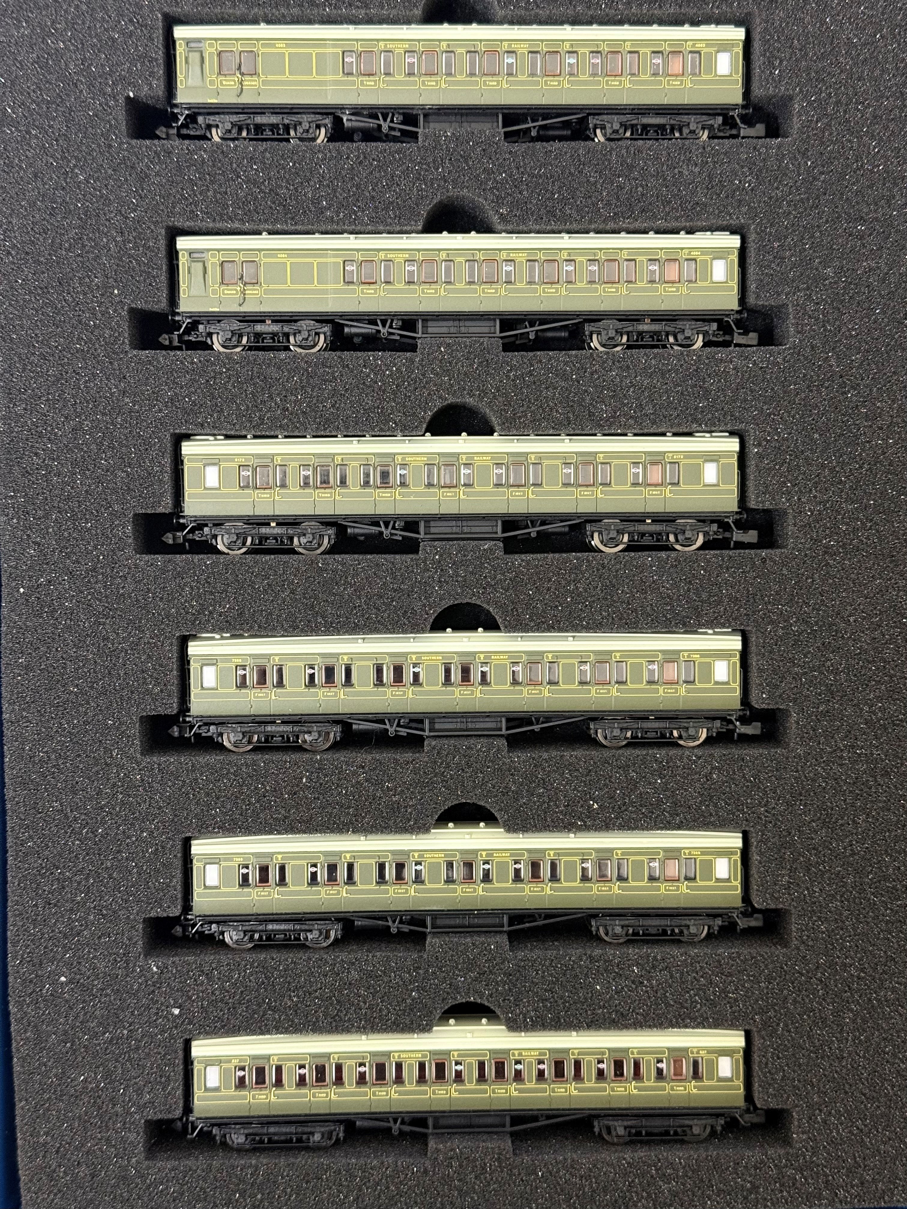 Maunsell High Window 6 Coach Set Lined Olive Green