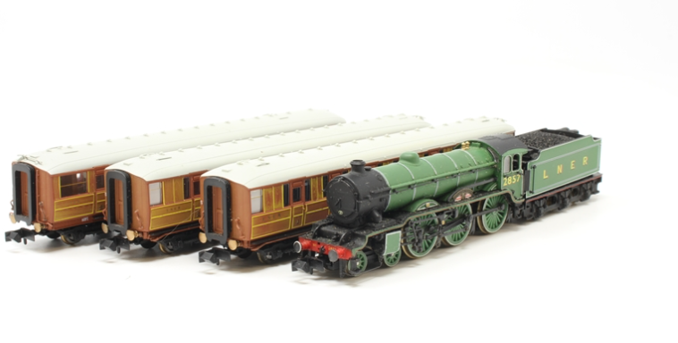 ND079 SET 1 - Train Pack: B17 Doncaster Rovers 61657 LNER L/Green & 3 Gresley Coaches