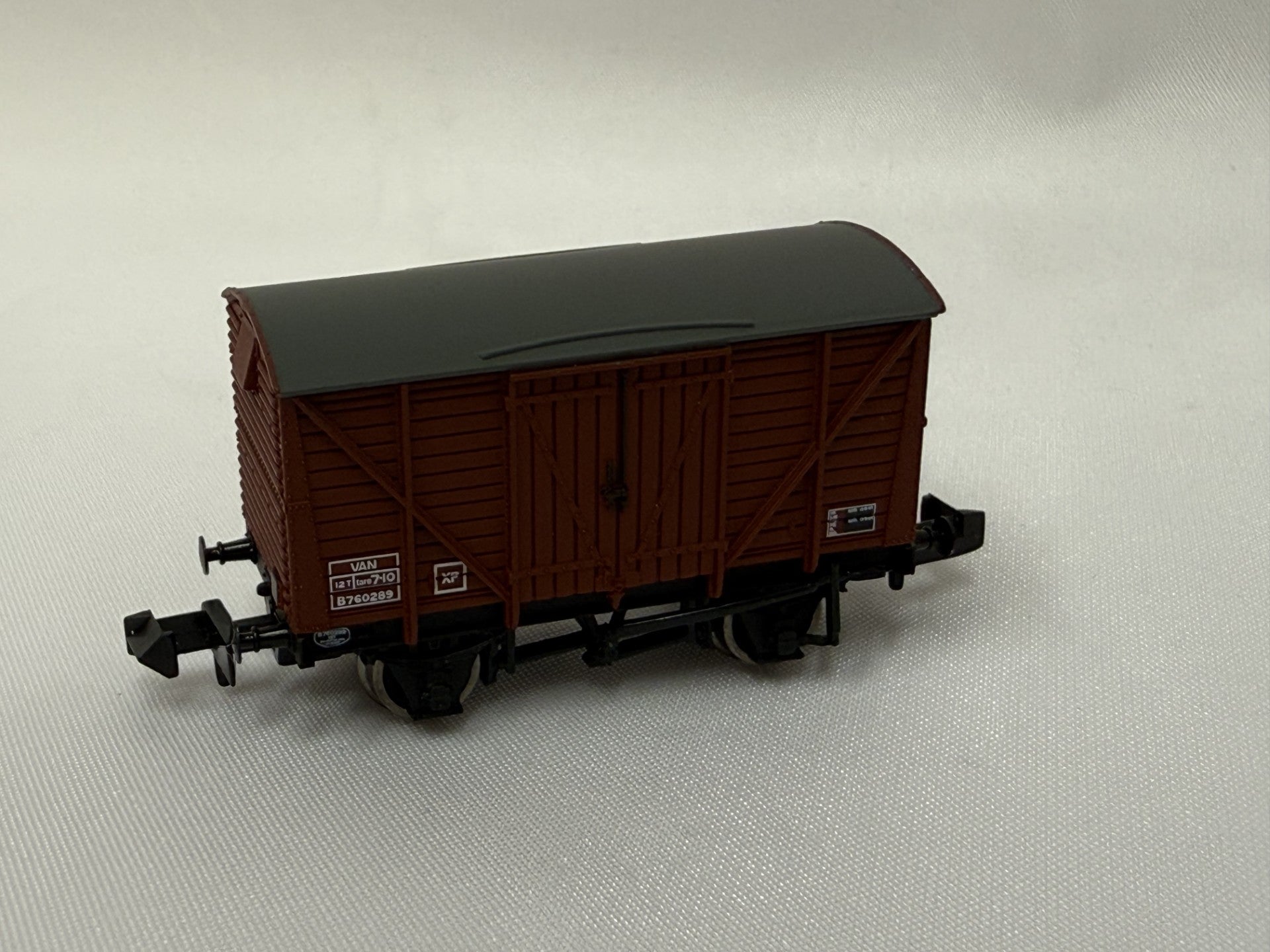 373-703 - 12 Ton Ventilated Van Planked Sides BR Bauxite (Late)