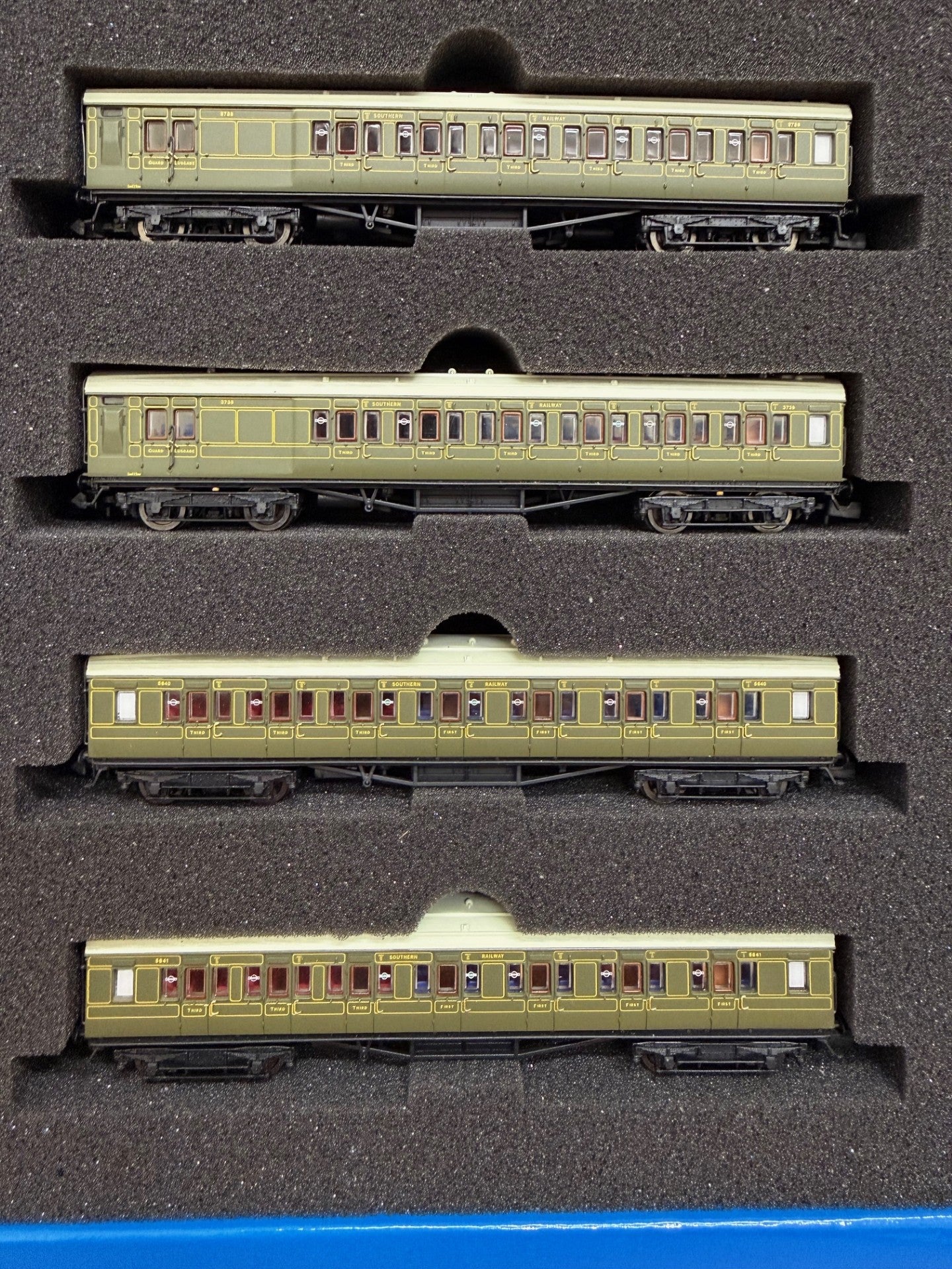 2P-014-001 - Maunsell High Window 4 Coach Set Lined Olive Green