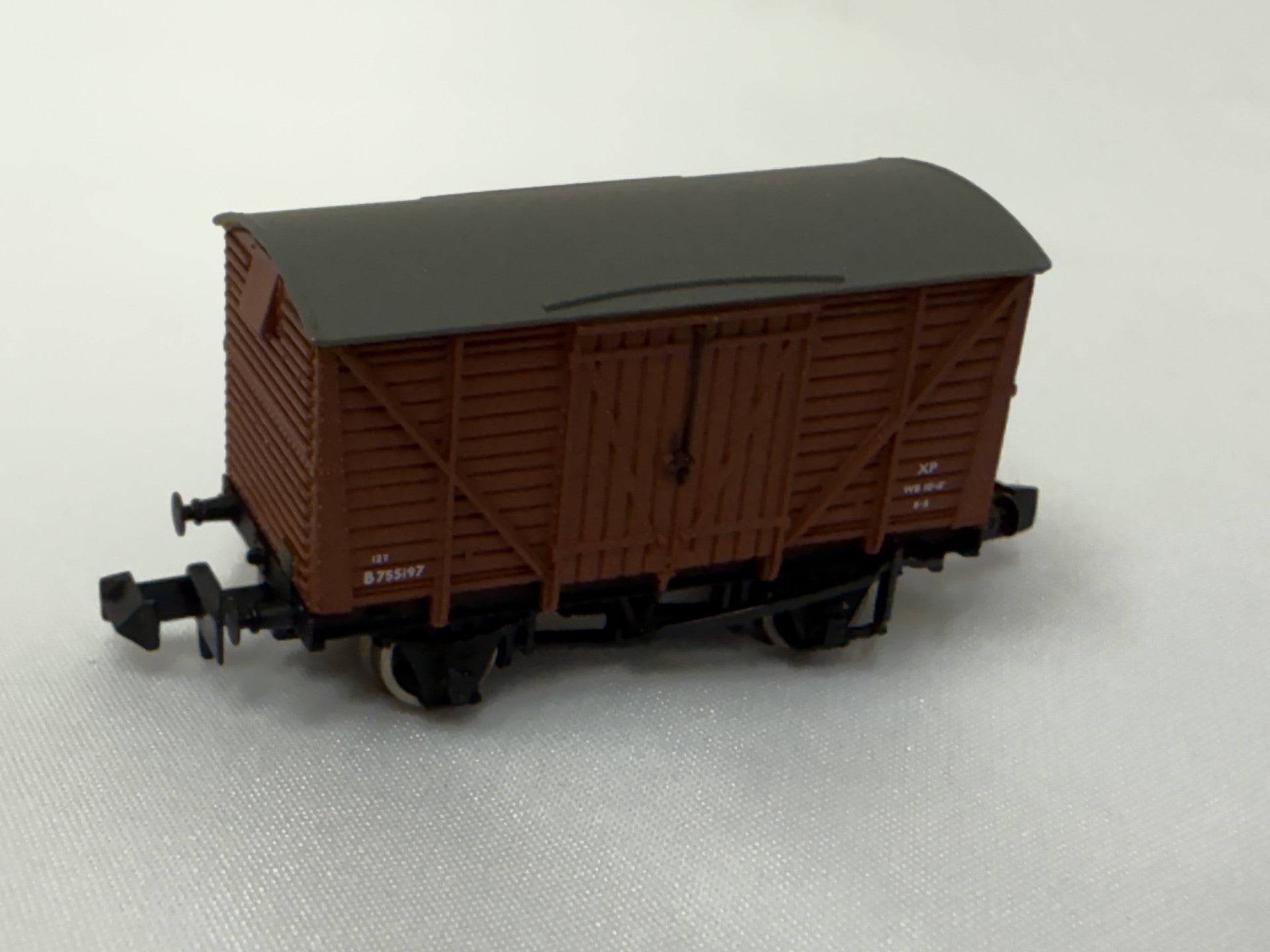 373-700A - 12 Ton Ventilated Van Planked Sides BR Bauxite (Early)