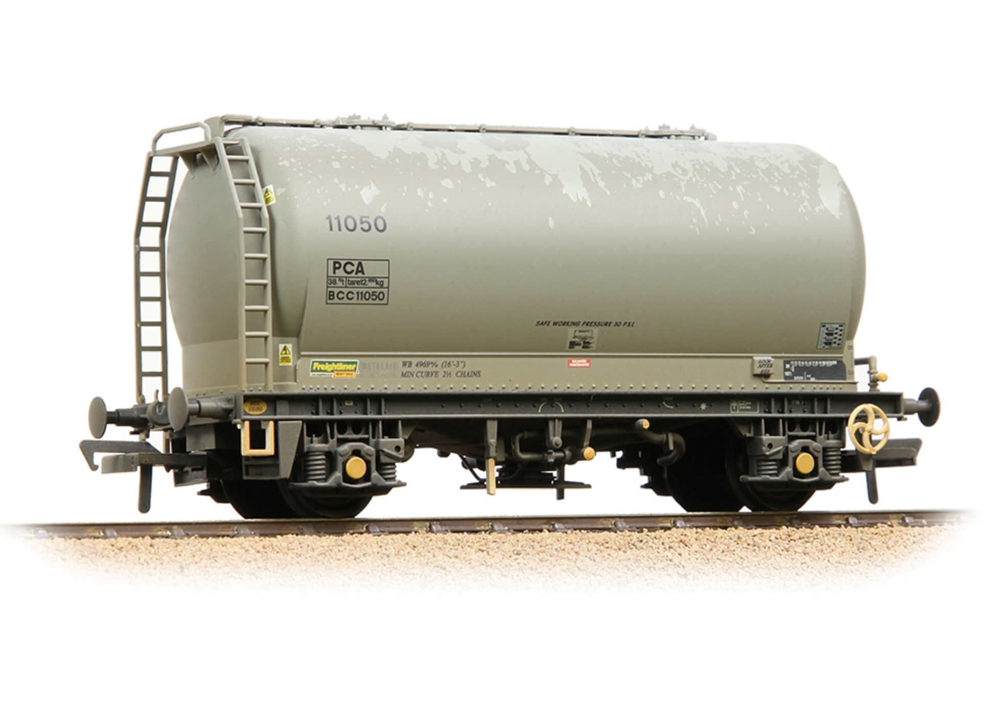 38-653 PCA Metalair Bulk Powder Wagon 'Freightliner Heavy Haul' Grey WEATHERED